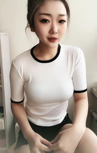 厦门98年妹子，胸大身材好